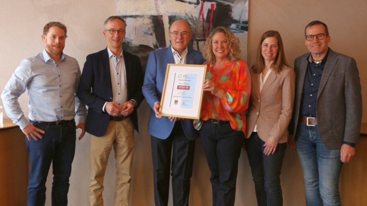 Ehrung für vorbildlichen Umwelt- und Klimaschutz: Klimaschutzmanager Simon Haas (l), überreichte gemeinsam mit Landrätin Bettina Dickes und Wirtschaftsförderer Andreas Steeg (4. und 6. v.l.) die Auszeichnung als Ökoprofit Betrieb 2024“ an Vorstand Dieter Meffert (3.v.l.) und die verantwortlichen für Nachhaltigkeitsprojekte Volker Mehler und Isabell Dahlheimer (2. und 5. v.l.) von der Meffert AG Farbwerke. Foto: Harald Skär / Kreisverwaltung.
