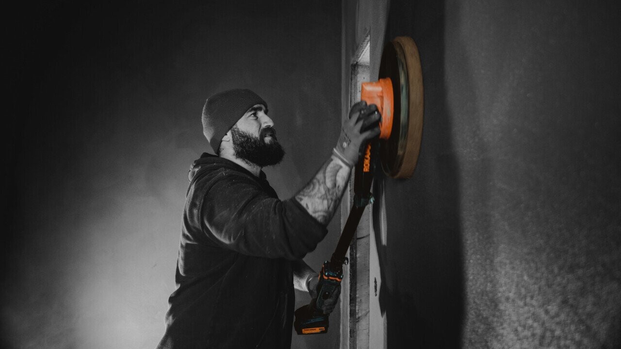 Light in the hand, strong on the wall. The cordless plaster finishing machine PFM C.