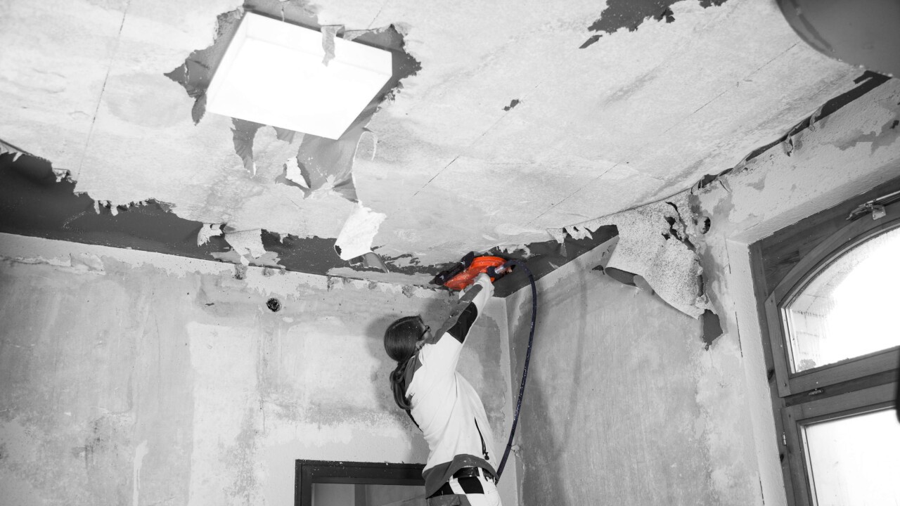 Maschinelles Entfernen von Tapeten mit der Chameleon an der Decke