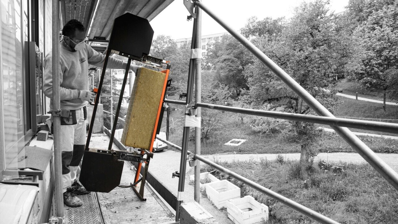 Using the cordless cutter Tigris on scaffolding