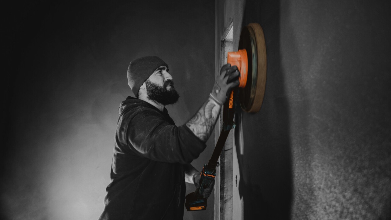 Leicht in der Hand, stark an der Wand. Die Akku-Putzbearbeitungsmaschine PFM C.