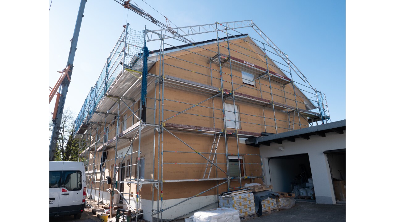 Wood fibre insulation binds CO2 in the façade, on average about as much as a small car emits over 50,000 kilometers. Image rights: steico.com