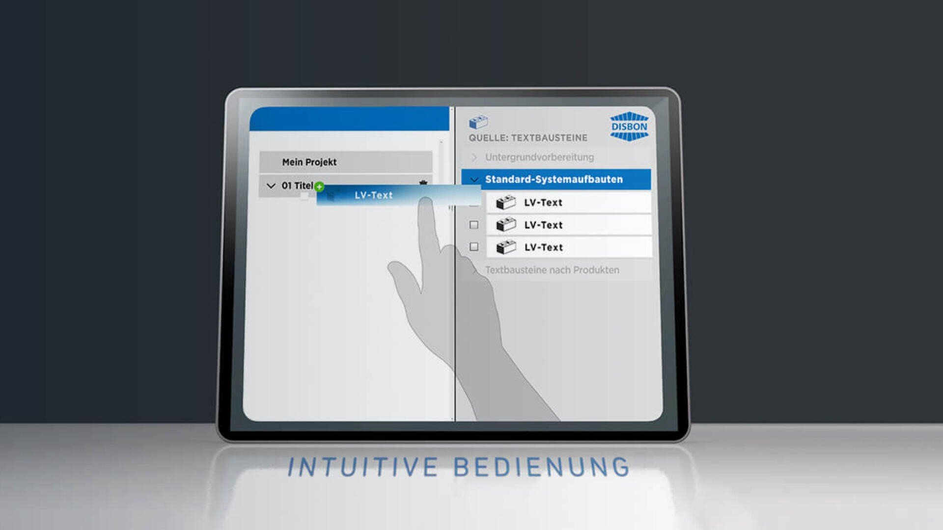 Der Bildschirm eines digitalen Tablets zeigt eine blau-graue Benutzeroberfläche mit Menüoptionen und einem Handsymbol, das den Bildschirm berührt. Unter dem Tablet steht der Schriftzug „INTUITIVE BEDIENUNG“.