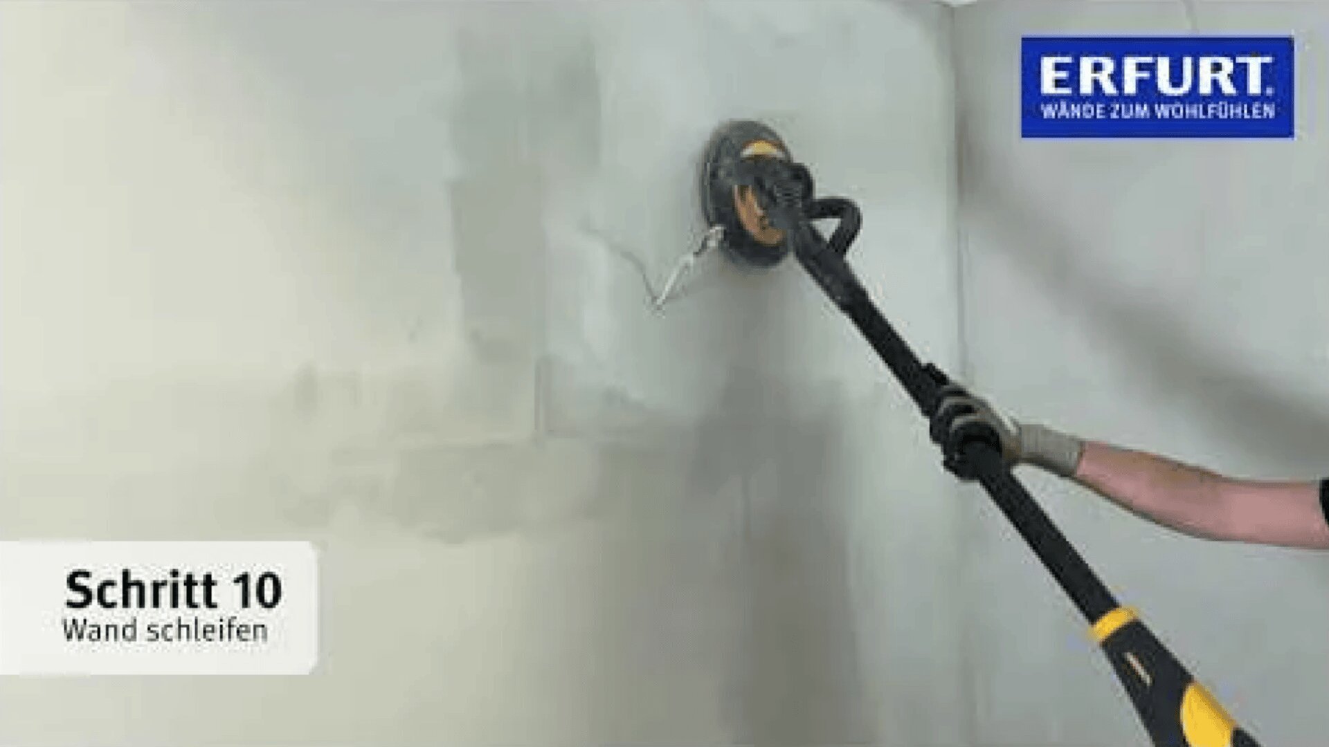 Eine Person glättet mit einem Schleifgerät eine Wand. Das Bild zeigt nur den Arm der Person, die den Schleifer hält. Der Text lautet: „Schritt 10: Wand schleifen“ und „Erfurt. Wände zum Wohlfühlen.“.