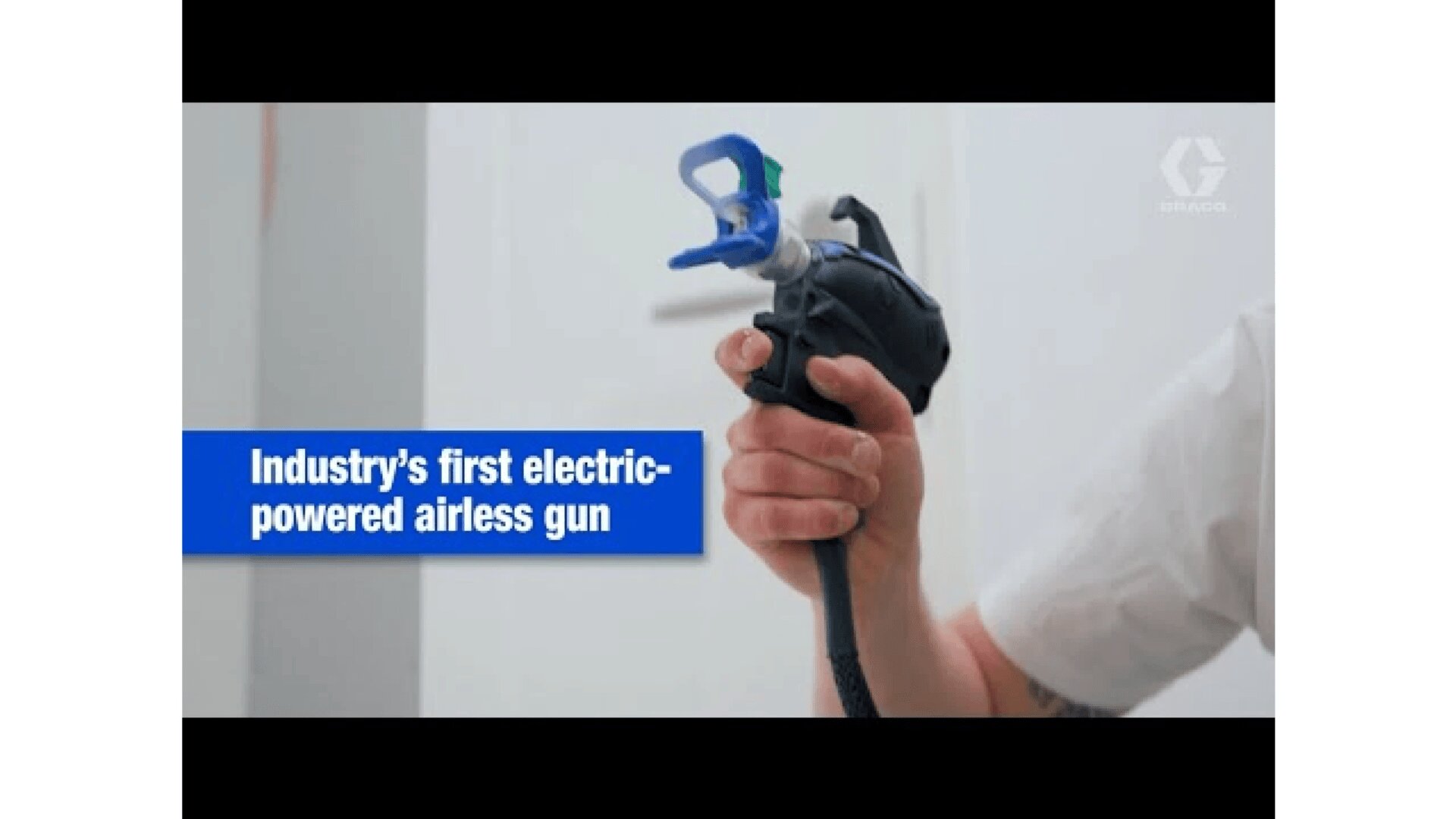 Eine Person hält eine elektrisch betriebene Airless-Spritzpistole. Der blaue Text auf dem Bild lautet: „Die erste elektrisch betriebene Airless-Pistole der Branche“. In der oberen rechten Ecke ist ein Logo zu sehen.
