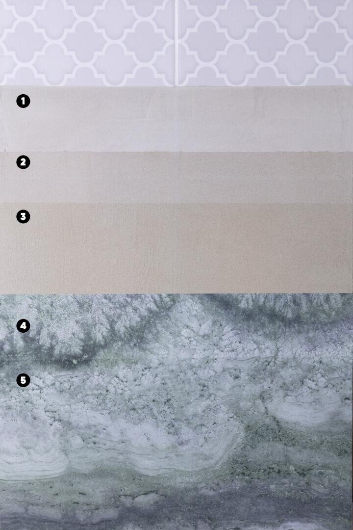Fünf horizontale Abschnitte mit Wandfliesen, jeweils mit den Zahlen 1 bis 5 beschriftet. Der obere Abschnitt weist ein weißes geometrisches Muster auf, die nächsten drei sind in einheitlichen Farbtönen von Hell bis Beige gehalten und der untere Abschnitt besteht aus einer marmorierten grau-weißen Fliese.