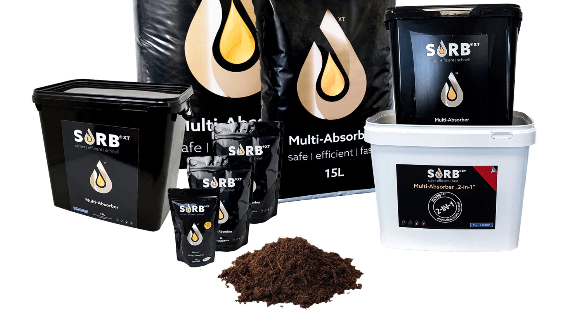 Es werden schwarz-weiße Behälter und Beutel in verschiedenen Größen mit der Aufschrift „SORB XT Multi-Absorber“ zusammen mit einem kleinen Haufen braunen Absorptionsmaterials vor den Produkten ausgestellt.