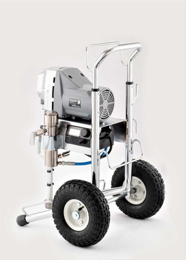 Eine silber-schwarze Industrie-Sprühmaschine mit zwei großen Gummirädern und einem Metallrahmen, die für einen einfachen Transport konzipiert ist, fotografiert vor einem schlichten weißen Hintergrund.