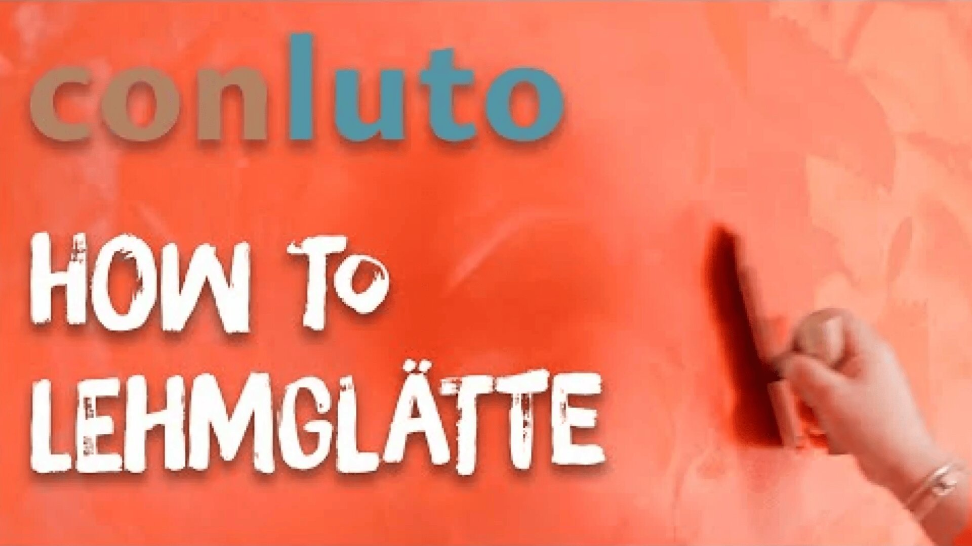 Eine Hand glättet mit einer Kelle roten Putz an einer Wand. Oben steht „conluto“ und darunter in fetten weißen Buchstaben „HOW TO LEHMGLÄTTE“.