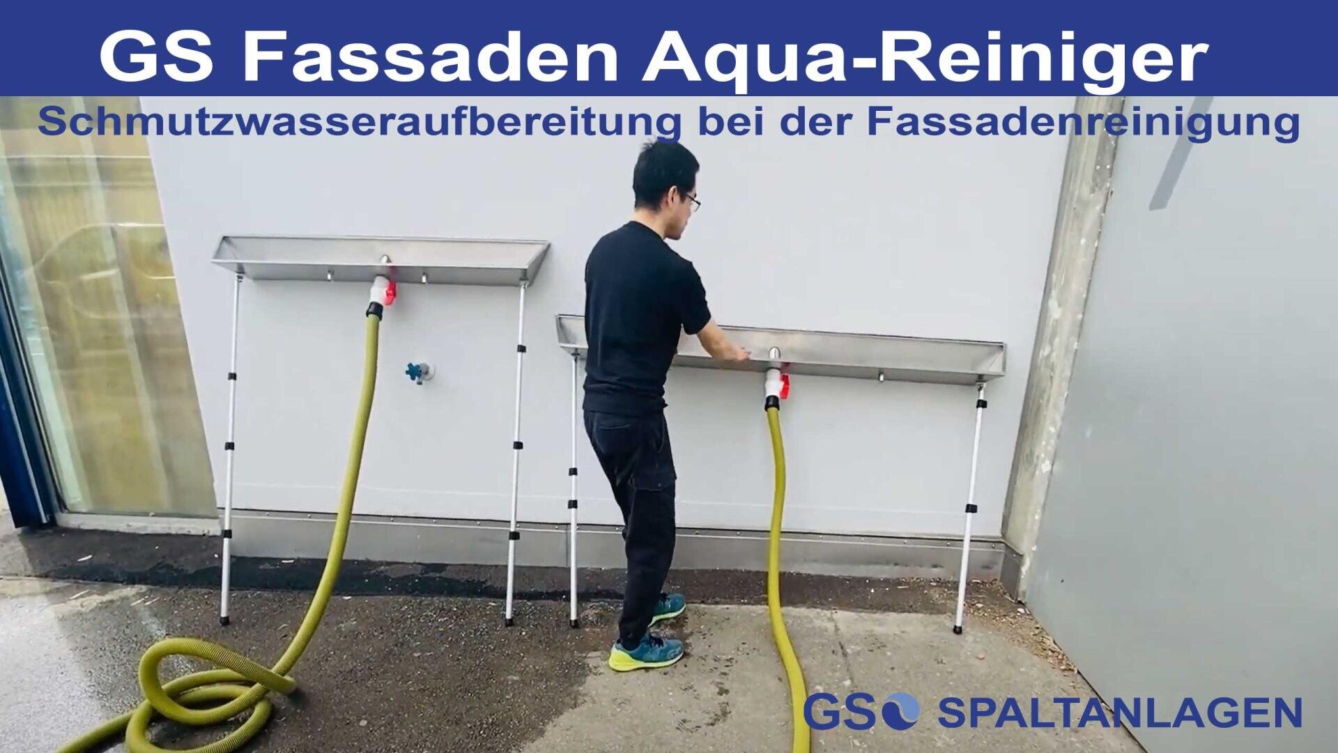 Ein Mann benutzt einen Schlauch, der an ein Metallbecken angeschlossen ist, zur Fassadenreinigung. Ein weiteres leeres Becken steht in der Nähe. Deutscher Text wirbt für Fassadenreinigung und Abwasserbehandlung.
