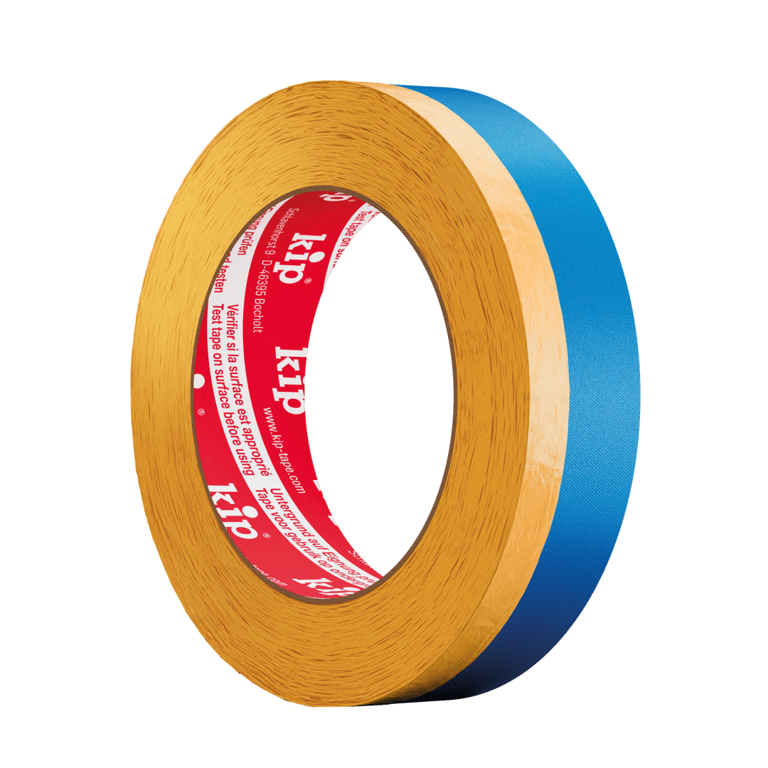 Eine Rolle Abdeckband mit brauner Außenseite, blauer Klebeseite und rot-weißem Innenkern mit der Aufschrift „Kip“. Das Band steht aufrecht auf einem schlichten weißen Untergrund.