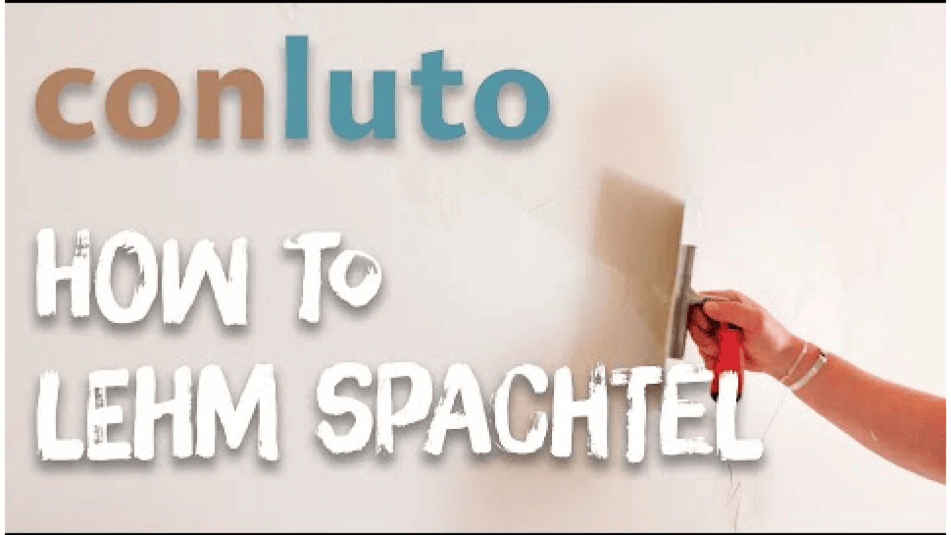 Eine Hand trägt mit einer Kelle Putz auf eine Wand auf. Der Text lautet: conluto HOW TO LEHM SPACHTEL.