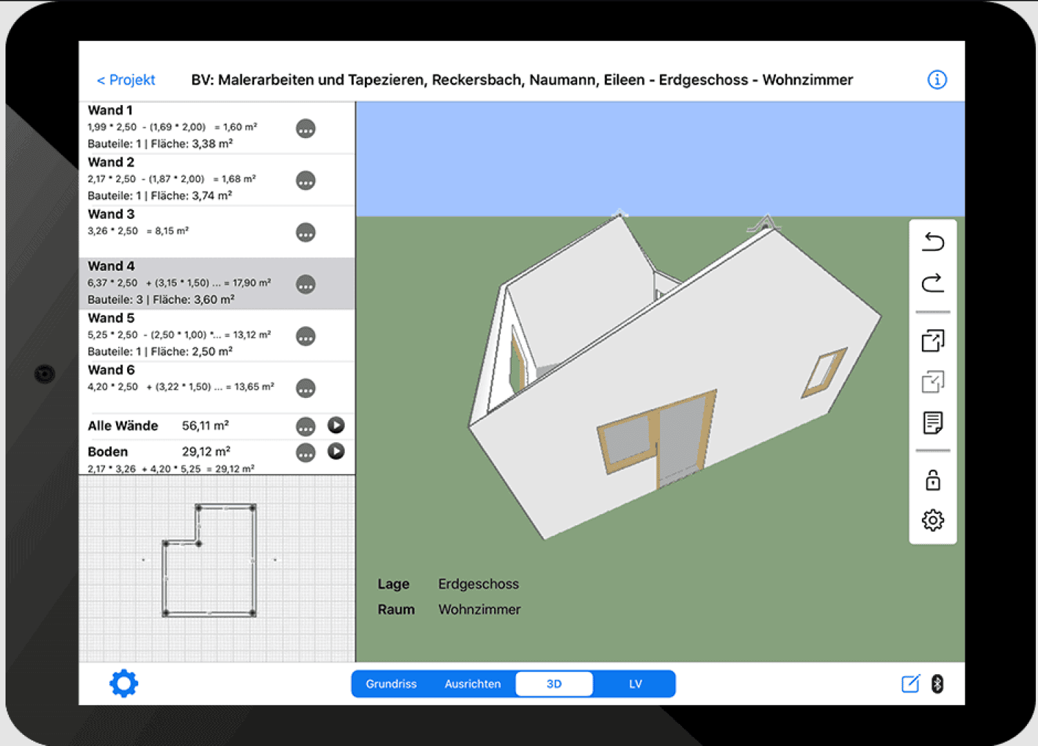 Auf einem Tablet-Bildschirm wird eine Architektursoftware angezeigt, die links Wand- und Bodenmaße und rechts ein 3D-Modell eines Raumaufteilungs mit verschiedenen sichtbaren Bearbeitungs- und Navigationstools anzeigt.