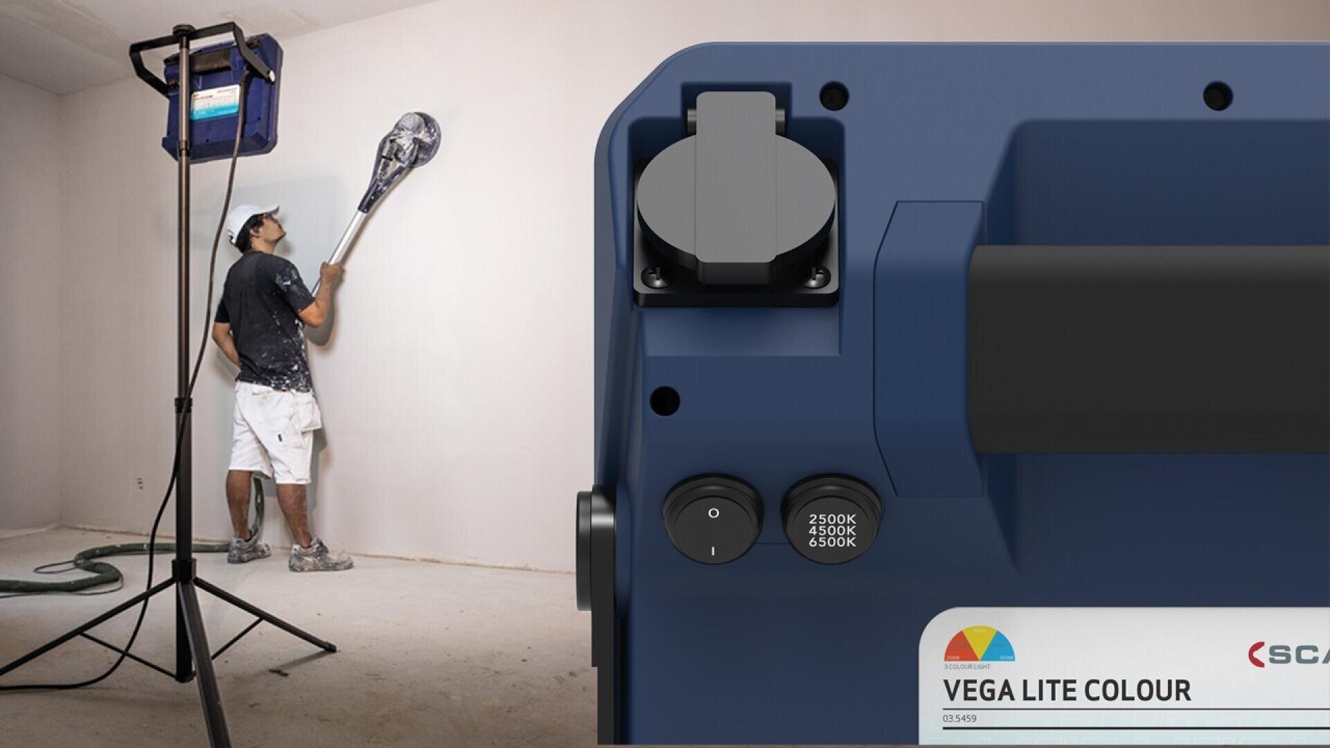 Eine Person streicht unter hellem Kunstlicht eine weiße Wand mit einer Rolle. Im Vordergrund ist eine Nahaufnahme eines blauen Lichtsteuergeräts mit der Aufschrift „VEGA LITE COLOUR“ zu sehen, das die Farbtemperatur einstellbar macht.