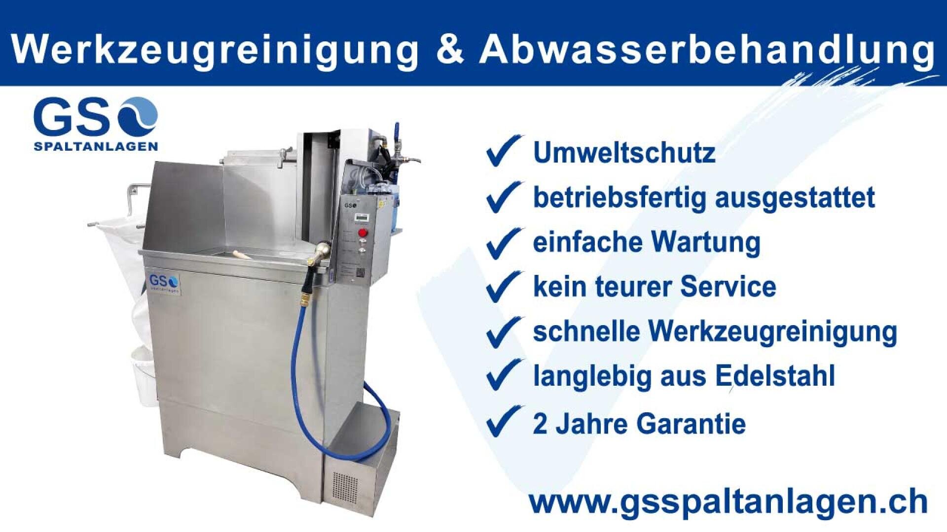 Industrielle Reinigungsmaschine mit Textauflistung der Eigenschaften in Deutsch, einschließlich Umweltschutz, einfache Wartung, Langlebigkeit des Edelstahls, schnelle Werkzeugreinigung, 2 Jahre Garantie und Website-Link www.gsspaltanlagen.ch.