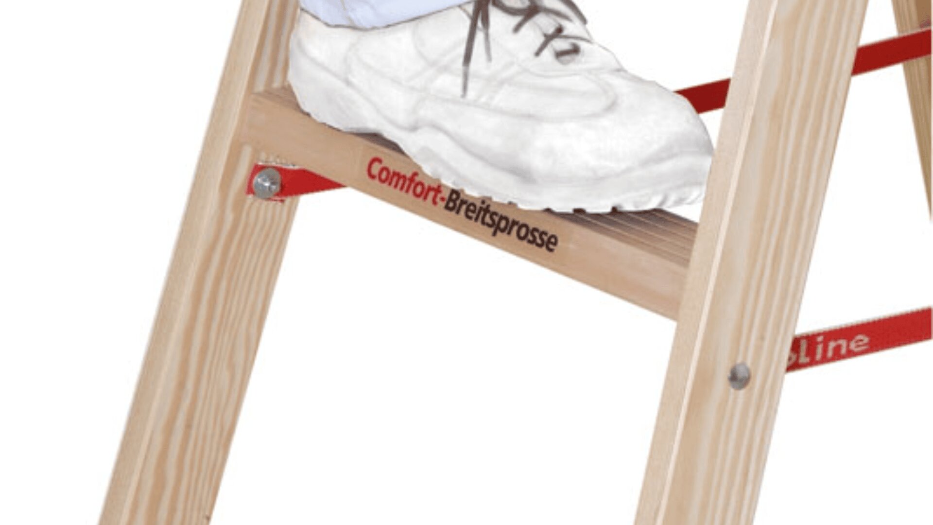 Eine Person in weißen Turnschuhen tritt auf die breite Holzsprosse einer Leiter mit der Aufschrift „Comfort-Breitsprese“.
