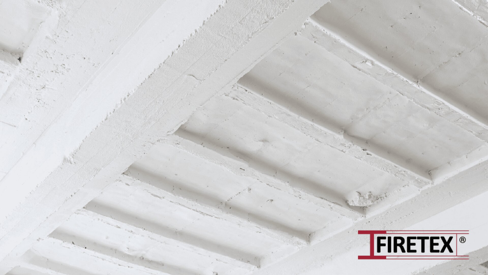 Weiß gestrichene Betondeckenbalken mit strukturierter Oberfläche. Das FIRETEX®-Logo ist in der unteren rechten Ecke sichtbar.