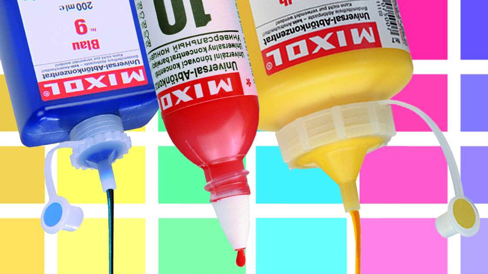 Drei Tintenflaschen in Blau, Rot und Gelb sind auf dem Kopf stehend dargestellt, aus deren Düsen Tinte tropft. Im Hintergrund ist ein buntes Gitter aus pastellfarbenen Quadraten zu sehen.