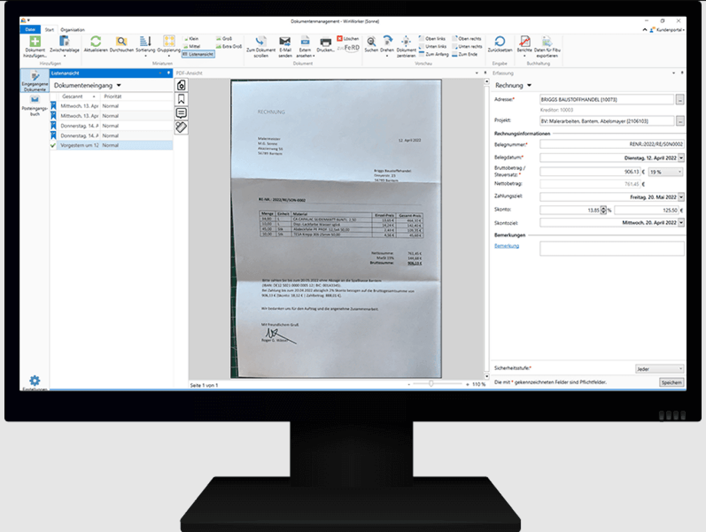 Auf einem Computermonitor wird eine Dokumentenverwaltungssoftware angezeigt, in deren Mitte eine gescannte Rechnung angezeigt wird und auf der rechten Seite des Bildschirms Rechnungsdetails wie Absender, Betrag und Datum in bearbeitbaren Feldern aufgelistet sind.
